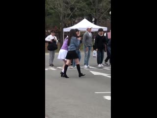 I cant stop looking at how in sync 2jins walking was in the beginning