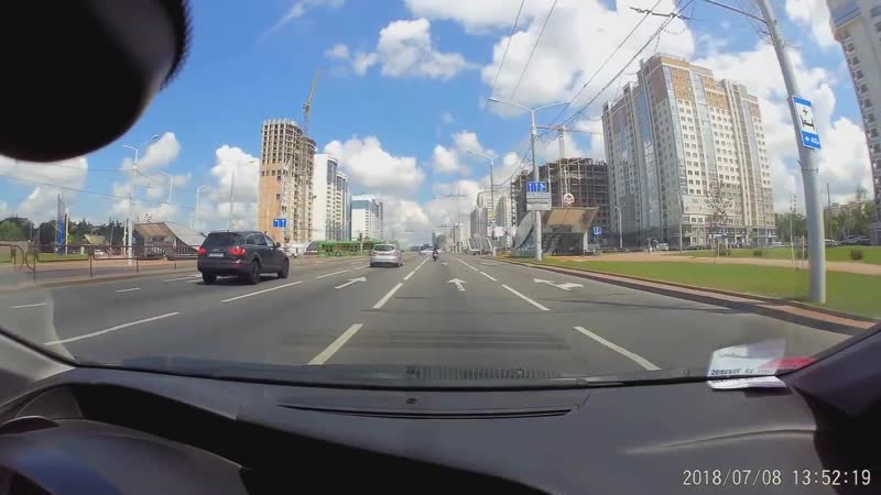 Мотоциклистка творит беспредел прямо в центре города