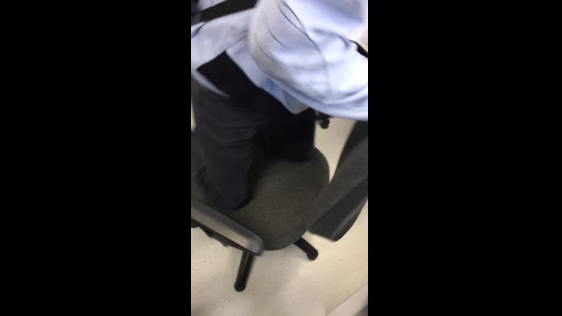 Админ пошел крутиться на большом хуе по кругу