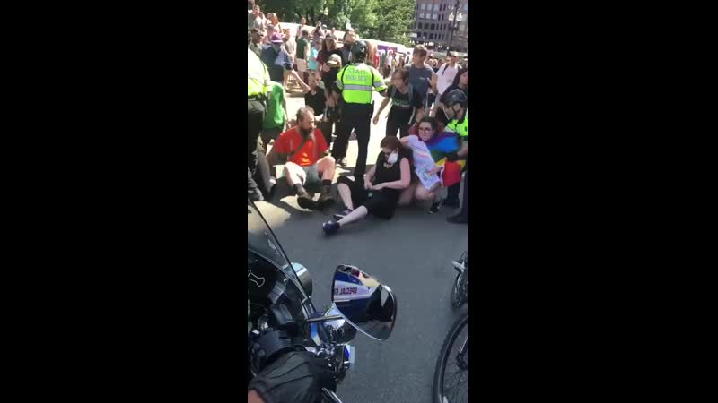 Полиция разгоняет недовольных гетеросексуальным парадом в бостоне