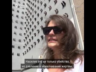 Инсталляция против молодые над женщинами