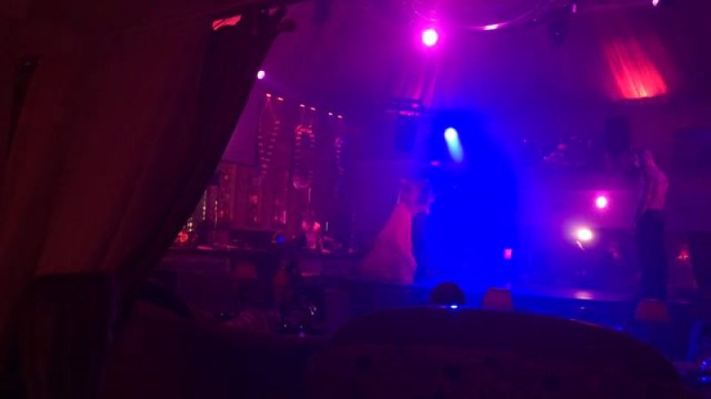 Ее импровизированный стриптиз закончился показом киски