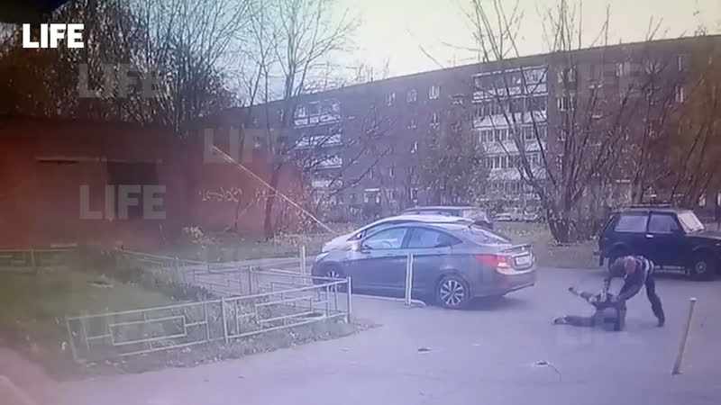 18+ момент жестокого нападения мужчины с ножом на прохожего в зеленограде