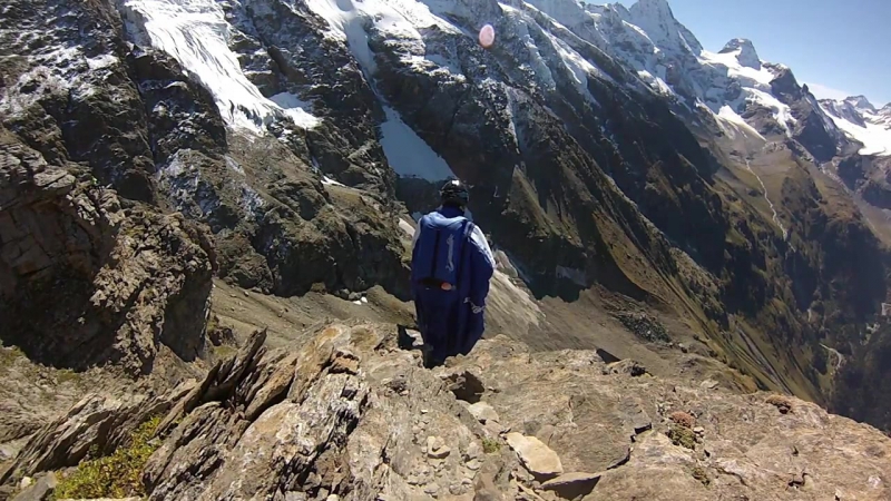 Невероятный пролет сквозь двухметровую дырку в скале