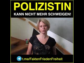 Polizistin steht auf