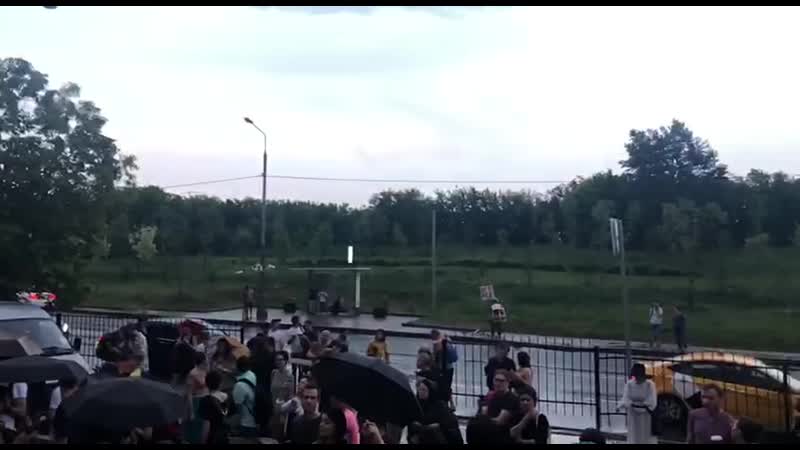 На улице, когда людей перестали пускать они начали кричать «позор»