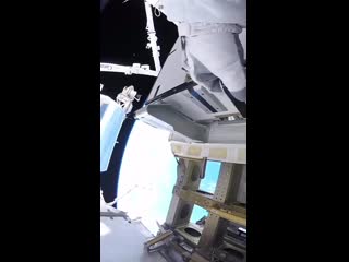 Imagem espetacular da terra, filmada da estação espacial, por um astronauta fora da nave a distância da estação, da terra, é de