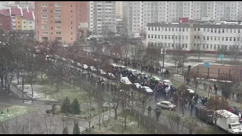 Протестующие минчане выходят на проезжую часть (1)