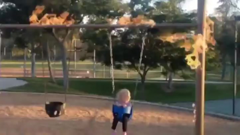 В попытках воспитать смелого ребенка (тише звук)