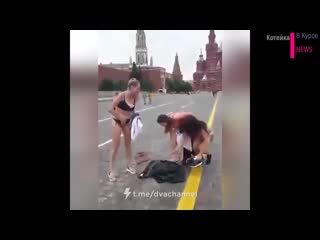 Девушки блогеры разделись на красной площади 👙