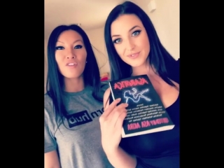 Asa akira и angela white две зрелые звезды презентует новую книгу и трясут сиськами