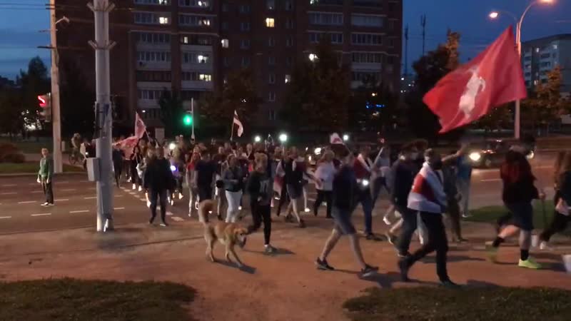 Минчане идут шествием и скандируют «жыве беларусь!»