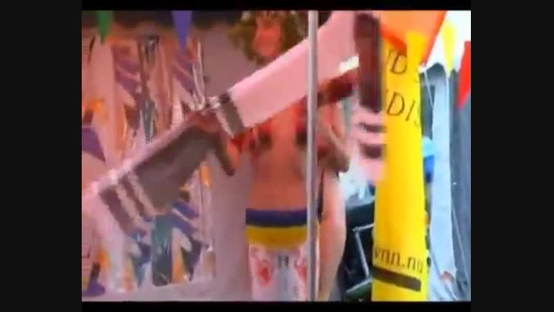 Деи украинки голышом пляшут с флагом на заднице и вышиванкой под песню ротару