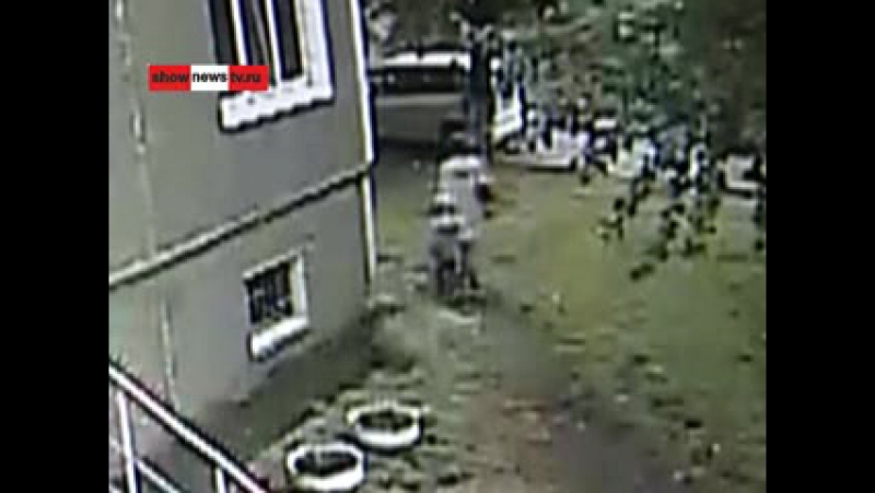 Тау алкаш молодыеженщину уголком, сброшенным с балкона real video