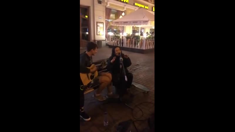 Парень на арбате пел, а мимо проходила исполнительница этой песни ёлка