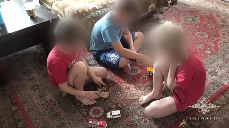 В приангарье сотрудники полиции спасли из горящего дома многодетную семью