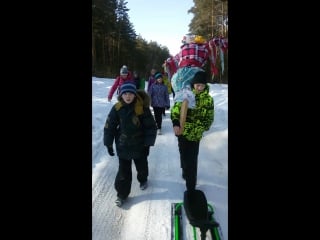 Несут красотку на руках