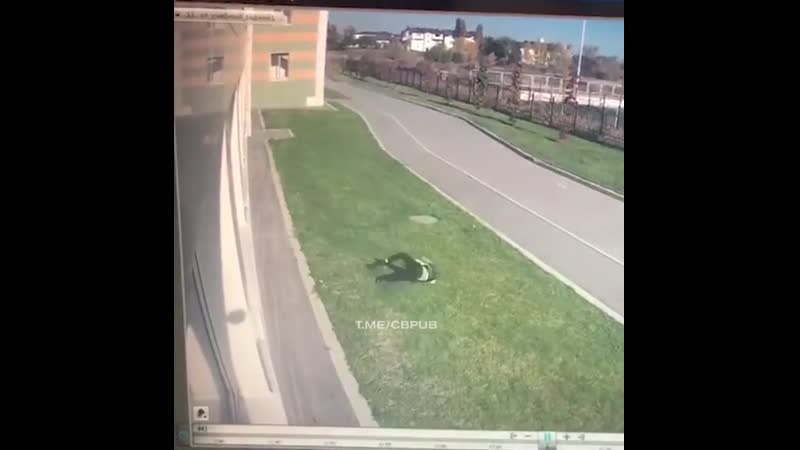 В нальчике из окна четвертого этажа во время перемены выпал школьник причины устанавливаются, карапуз в больнице