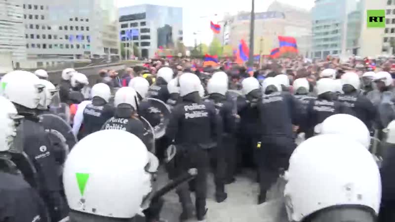 Как бельгийские полицейские разгоняют армянских обезьян