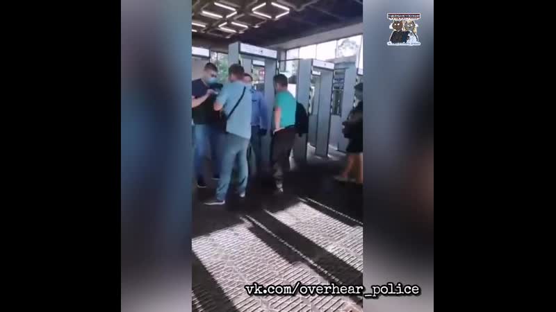 В питере работники метрополитена отказались пускать пьяную парочку через турникет