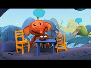 Fantorangen har føttene på bordet