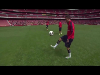 Unreal skills laurent koscielny scores a glorious rabona in arsenal training