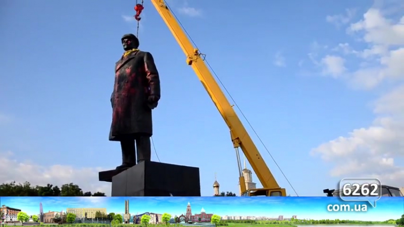 Славянск правый сектор демонтировал памятник ленину