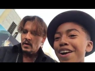 Johnny e miles no blue carpet de "piratas 5" em los angeles (18/05/2017)