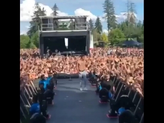 Lil skies preforming “take a step back” for xxxtentacion 🤟🏾