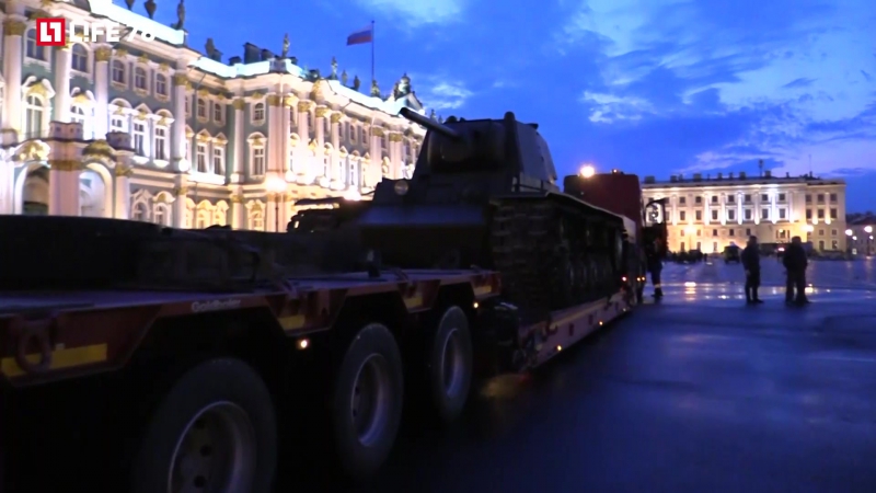 Времён porn video – На дворцовую площадь вышли танки военных времён