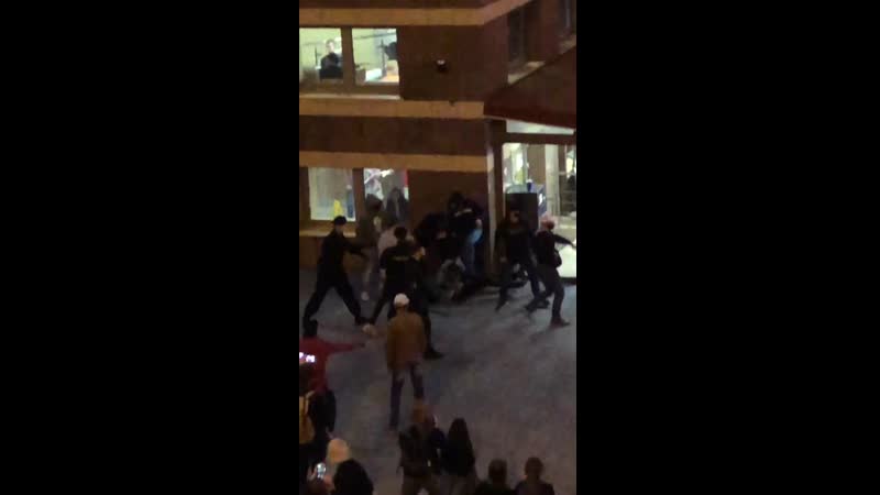 Міліцыя накінулася на людзей пад burger king 2