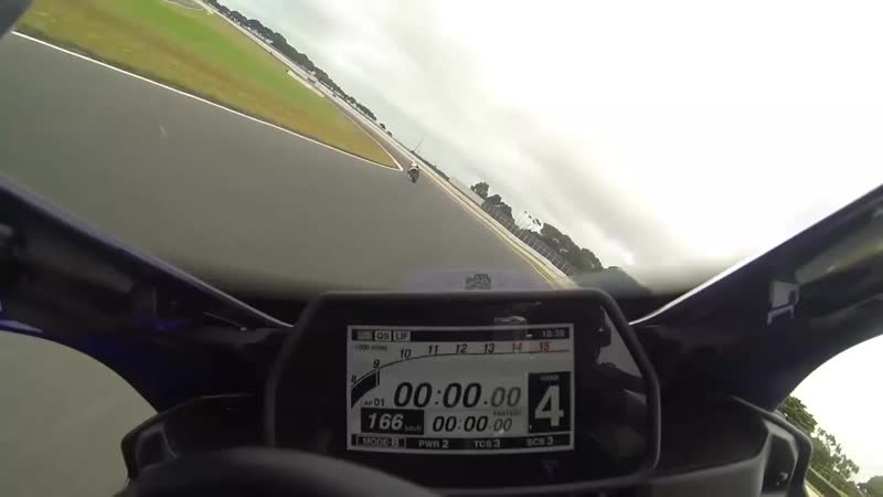 Птицы как дополнительные препятствия на мотогонках