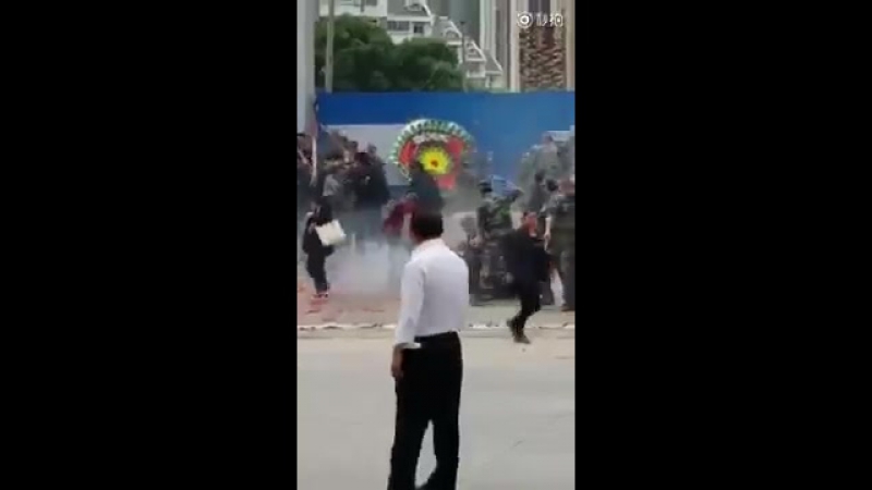 ✔ особое мнение "титушки" обрабатывают китайский рабочий класс в городе хэфэй (05 05 2016)