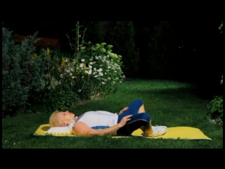 Вытягивание позвоночника перед сном лежа в постели