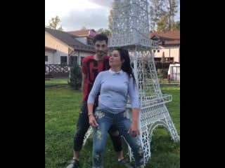 Юная девочка таня африкантова резвится с йосей на полянке )