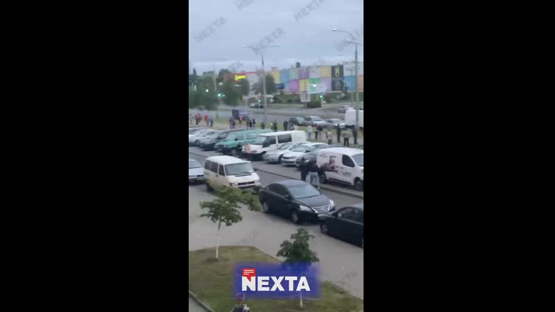 Не стойте вдоль дорог перекрывайте их если людей недостаточно, просто ходите по пеш переходам