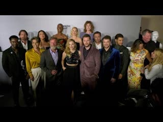 Cast of the peripheral pose together at their season one premiere chloe grace moretz, jack reynor 1080p 60fps