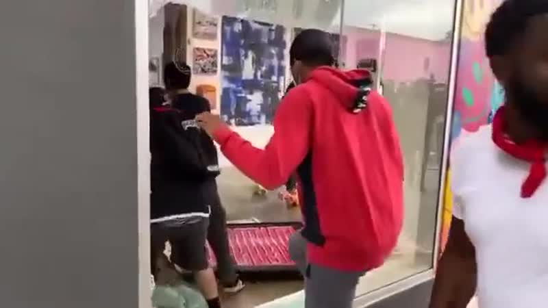 Движение black lives matter, спровоцировавшее погромы, молодые и беспорядки в сша, выдвинули на нобелевскую премию мира