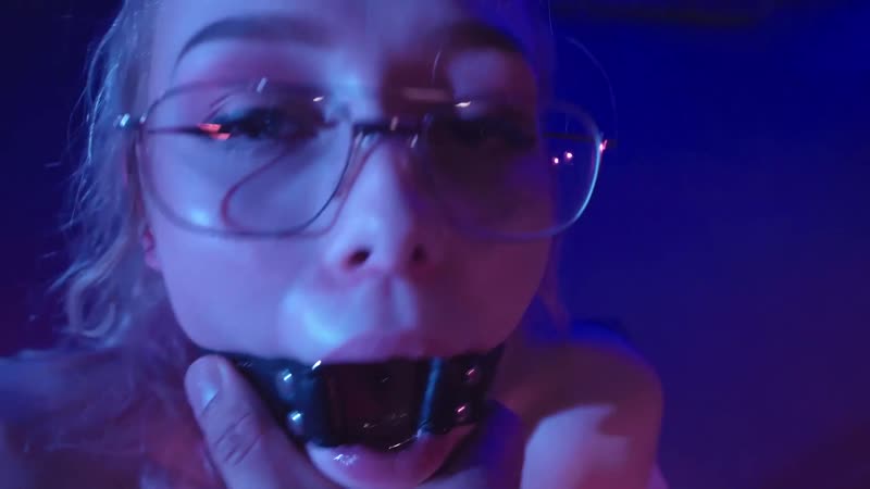 Папа наказывает дочку школьницу за плохие оценки ( она девочка )