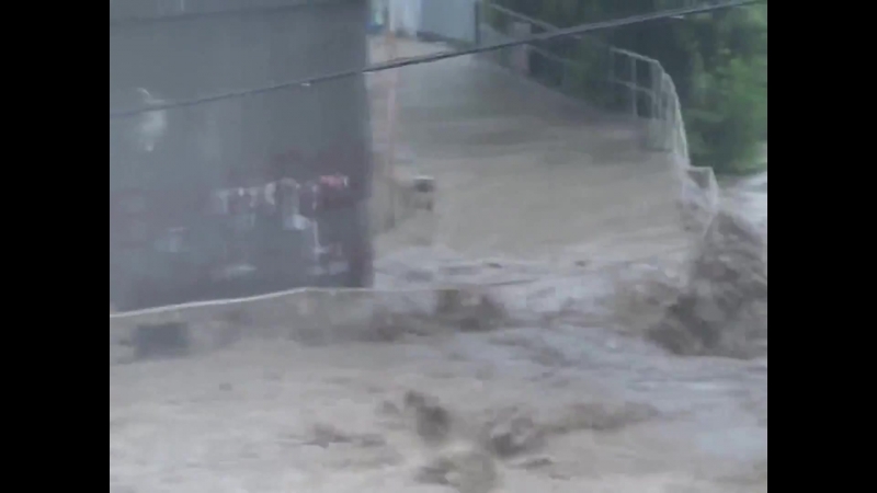 Потоп в сочи, чп, река поднялась и забурлила