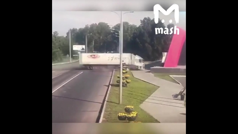 В новокузнецке фура, груженная водкой, протаранила стену 02 08 2018 [ ]
