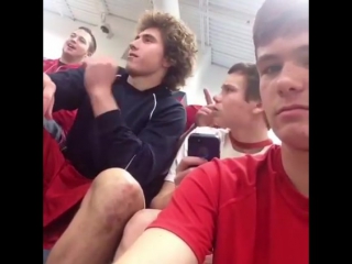 Че он чудит?