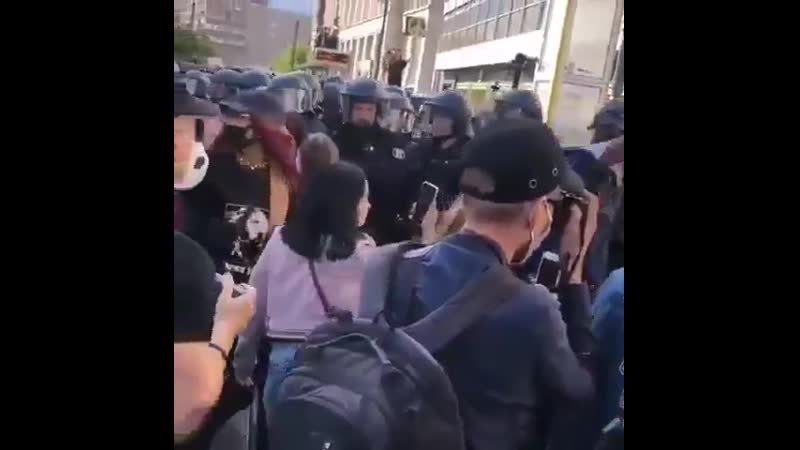 В германии демонстранты скандируют на колени! mp4