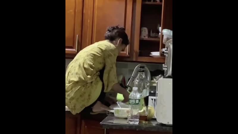 Можно вывезти девушку из аула, но вывести аул из девушки невозможно