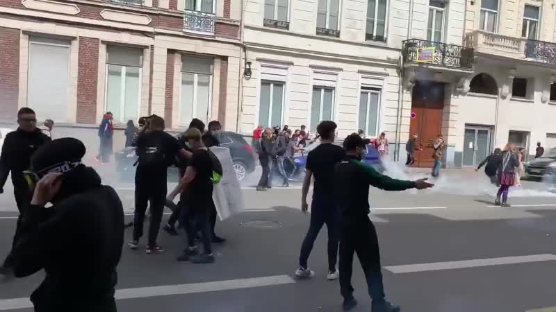 Après avoir passé le théâtre sébastopol, les manifestants sont déjà