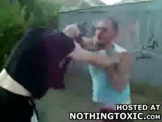 Два упертых мужика месят друг друга