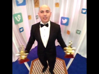 Su estrella les dedica su momento ganador de #premiolonuestro @pitbull