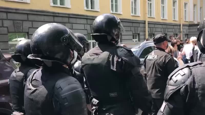 Возле здания суда в питере, где вынесли приговор по делу сети, неспокойно