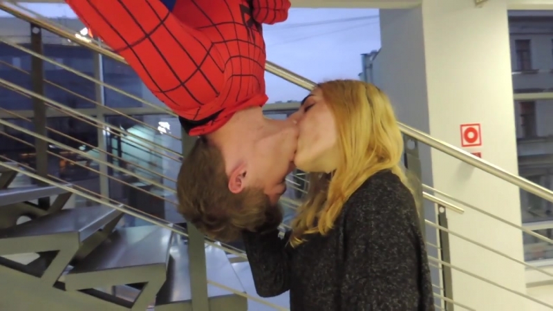 Пранк сексуальный поцелуй человека паука prank sexy kiss of a spider man