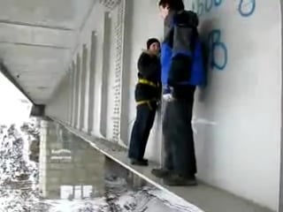 Псих марьяна ржет, орет и прыгает и опять орет